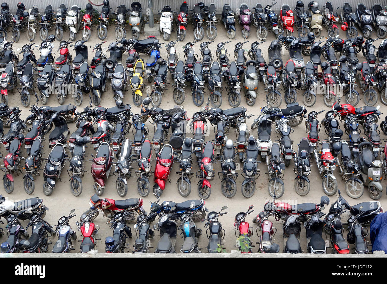 Vue de dessus du parking véhicules à deux roues dans laquelle motos et scooters disposés de manière appropriée dans les lignes Banque D'Images