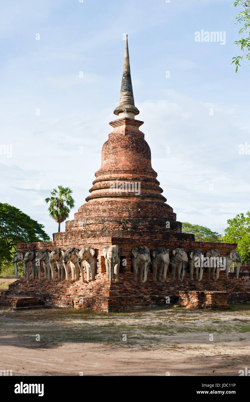 Wat Chang lom (statues d'Éléphants autour) parc historique de Sukhothai, Thaïlande Sukhothai Banque D'Images