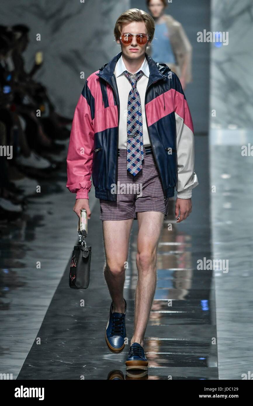 Milano Men's Fashion Week Spring Summer 2018. Milan mode homme, printemps  été 2018. Défilé Fendi modèle présenté Photo Stock - Alamy