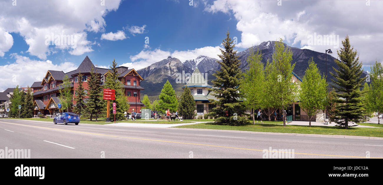 Printemps paysage panoramique rue ville de Canmore, à Bow Valley de l'Alberta, avec des montagnes Rocheuses en arrière-plan. Canmore, Alberta, Canada. 20 Banque D'Images