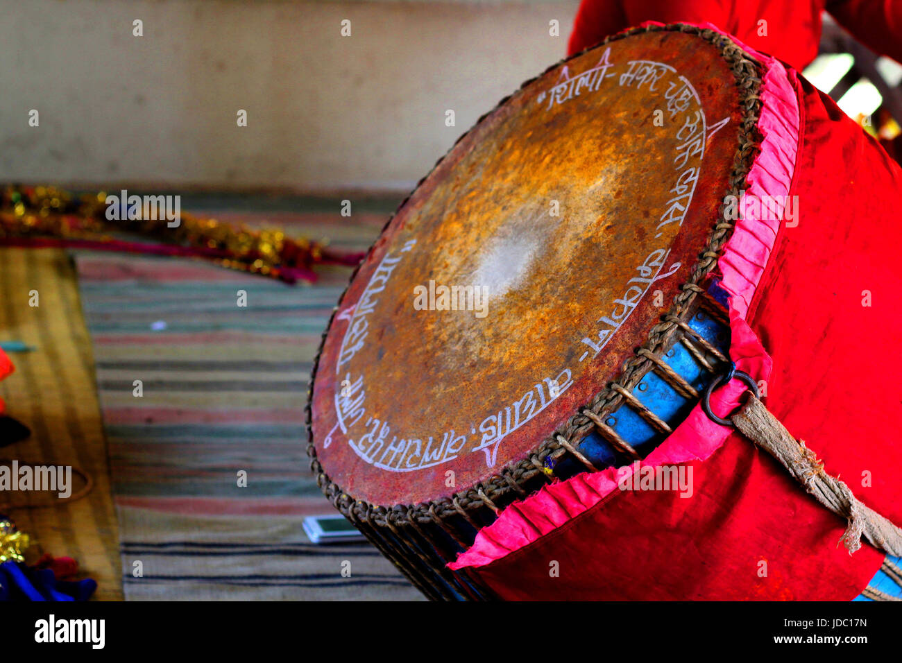 Un grand tambour instrument de musique indienne Nagada Banque D'Images