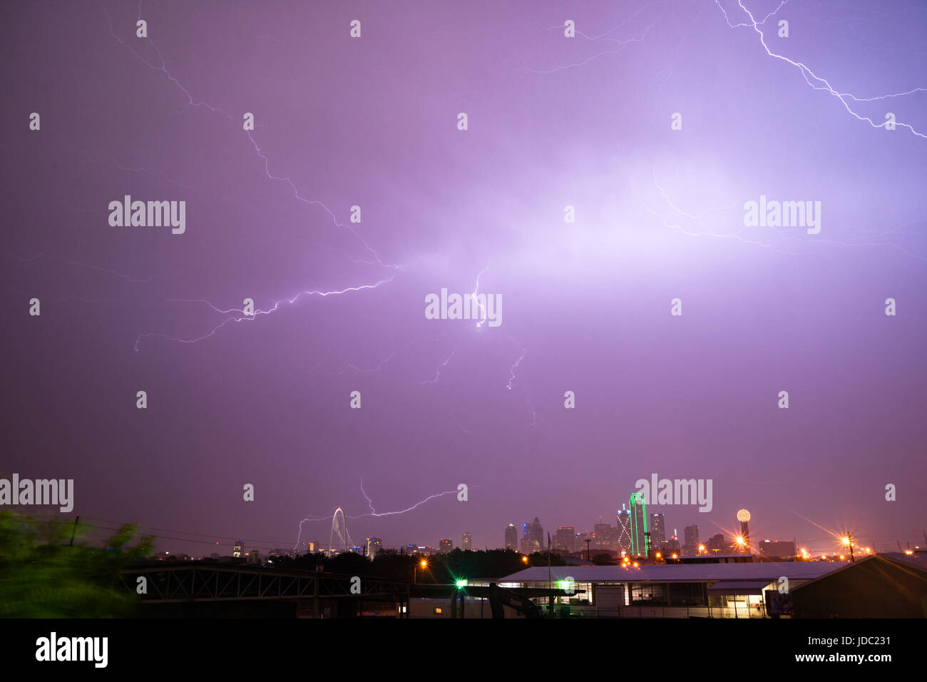 Le ciel est illuminé de pourpre au cours d'un orage d'été Dallas Banque D'Images