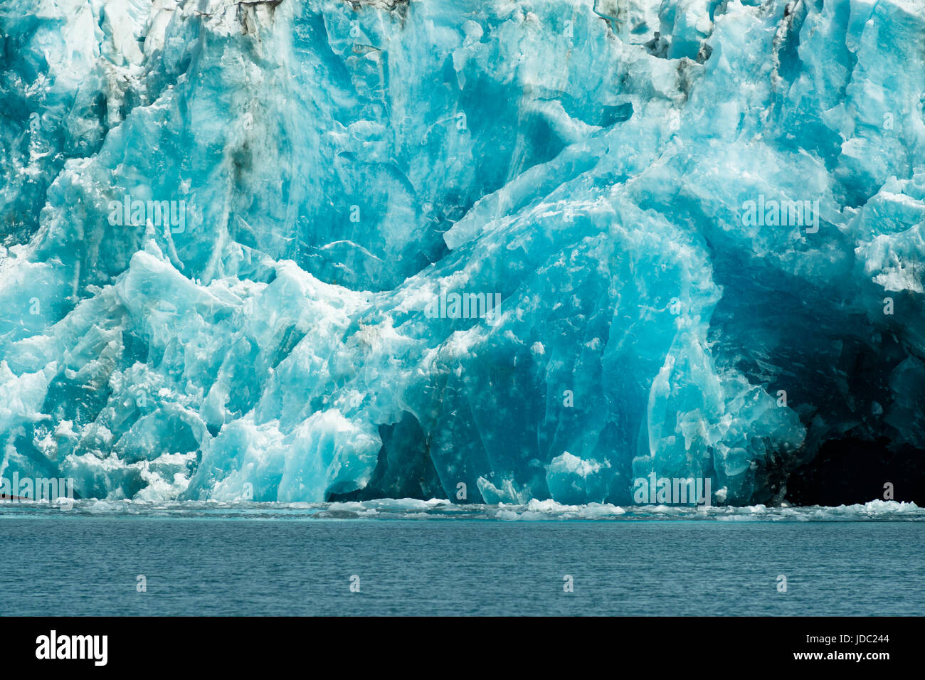 La glace de glacier prend une couleur bleue au soleil Banque D'Images