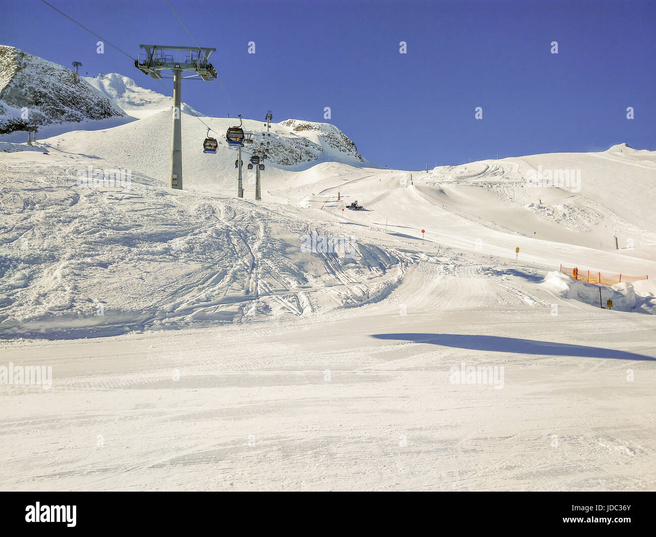 Avec les pistes de ski du glacier Hintertux en gondole sur les Alpes, Autriche Banque D'Images