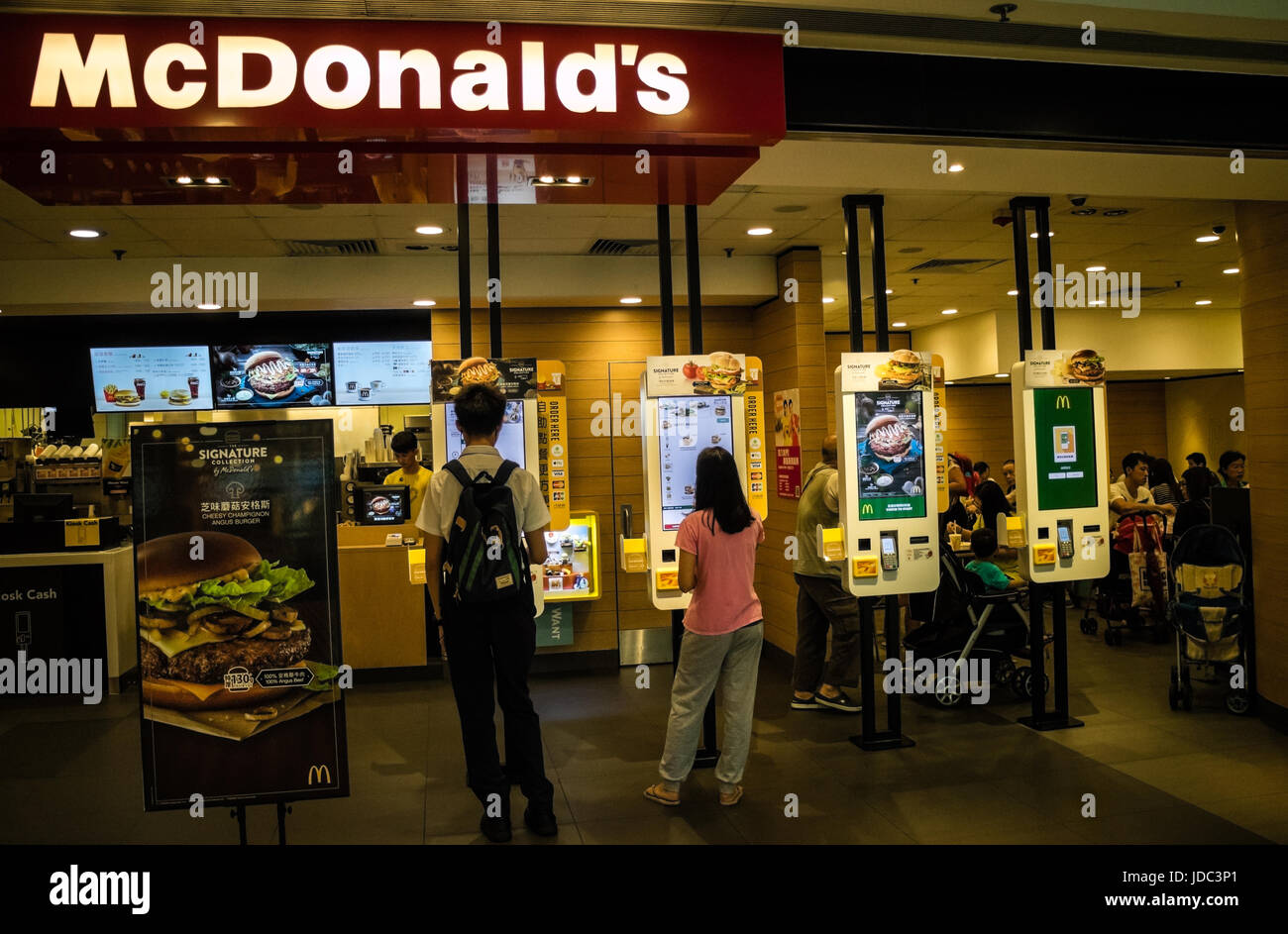 L'alimentation des machines de commande d'ordinateur chez McDonald's à Hong Kong Banque D'Images