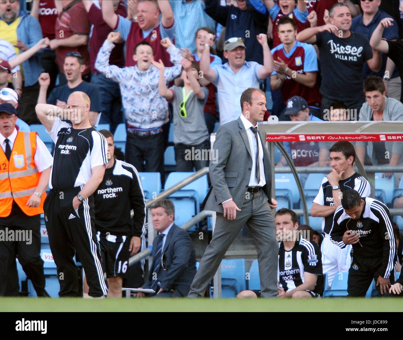 Le coup de sifflet final À LA VILLA PAR ASTON VILLA V NEWCASTLE UNITED VILLA PARK BIRMINGHAM ENGLAND 24 Mai 2009 Banque D'Images