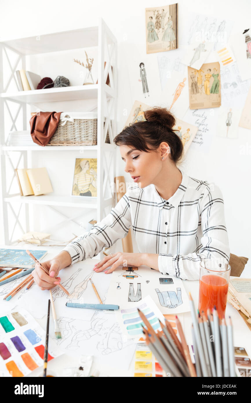Portrait d'une belle jeune femme designer de mode travaillant en atelier Banque D'Images