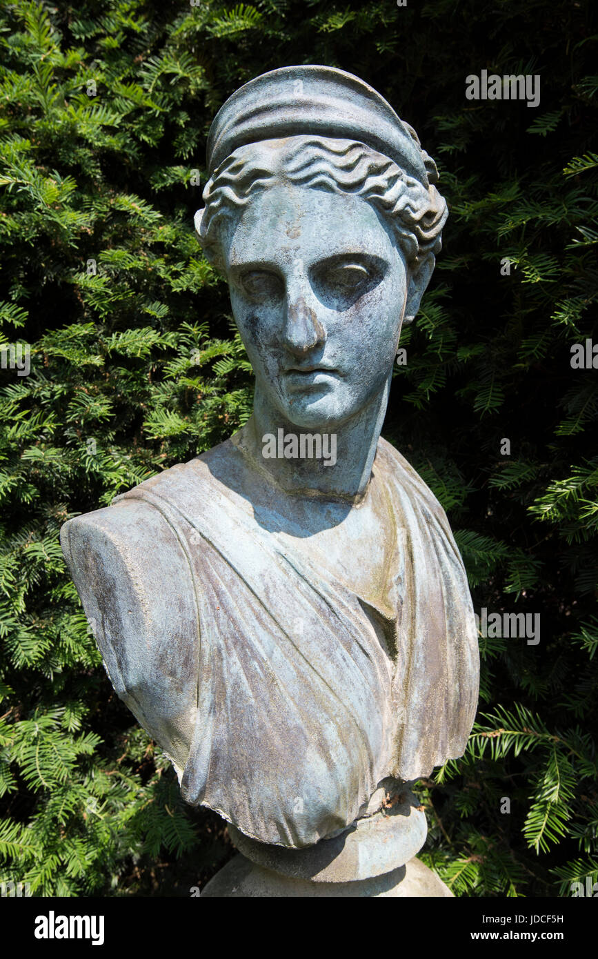 Statue dans les jardins du Château de Belvoir, Leicestershire Angleterre UK Banque D'Images