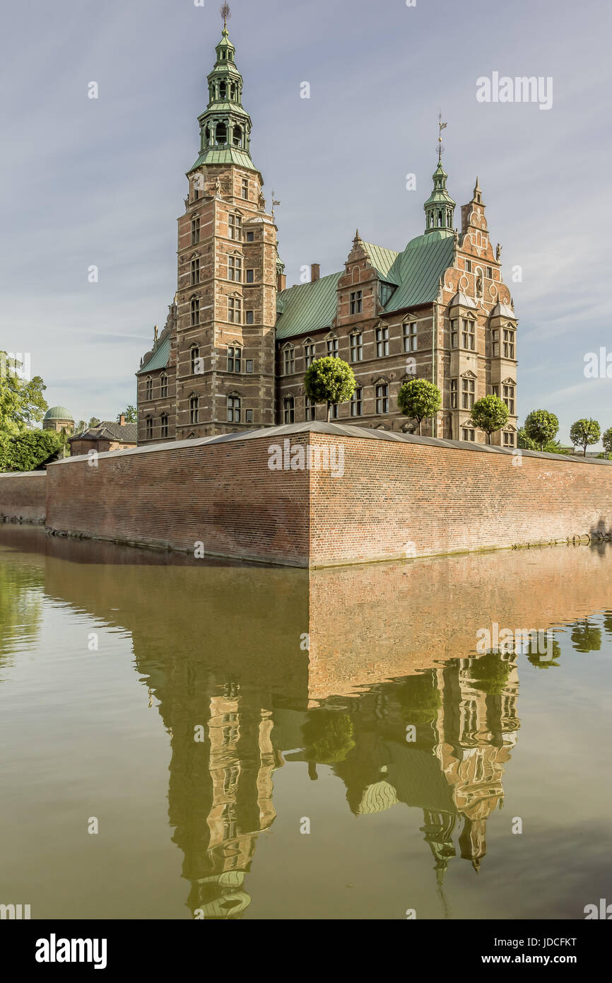 Le château de Rosenborg, reflets dans les douves, construit par le roi Christian IV à Copenhague, Danemark - 8 juin 2017 Banque D'Images