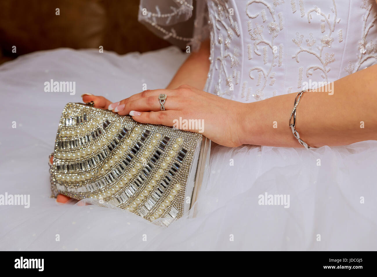 Gros plan des mains de la mariée au mariage.La Belle Mariée Le Marié attend dans les mains du jour de mariage. Banque D'Images