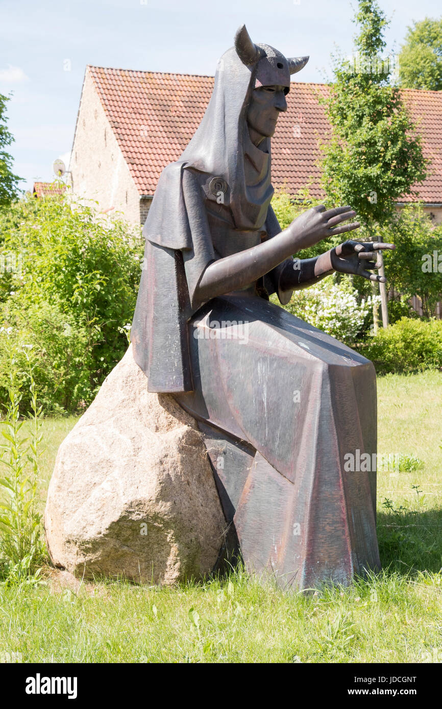 Nornan statues. Dieux de l'allemand sort. Skuld, Norns de l'avenir - par Eckhard Hermann, Lens, Barnim, Brandenburg, Allemagne Banque D'Images