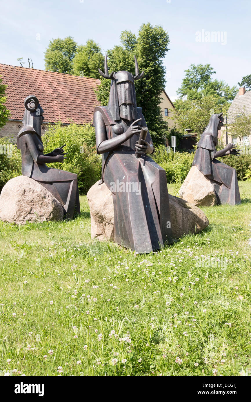 Nornan statues. Dieux du destin allemand, par Eckhard Hermann, Lens, Barnim, Brandenburg, Allemagne Banque D'Images