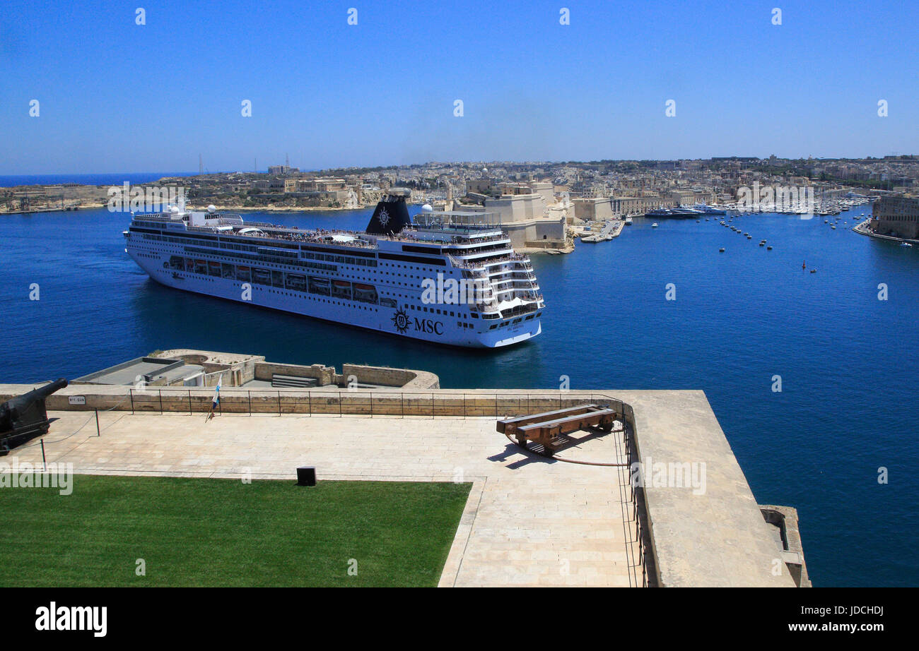 Bateau de croisière MSC dans le Grand Port d'arriver à La Valette, Malte Banque D'Images