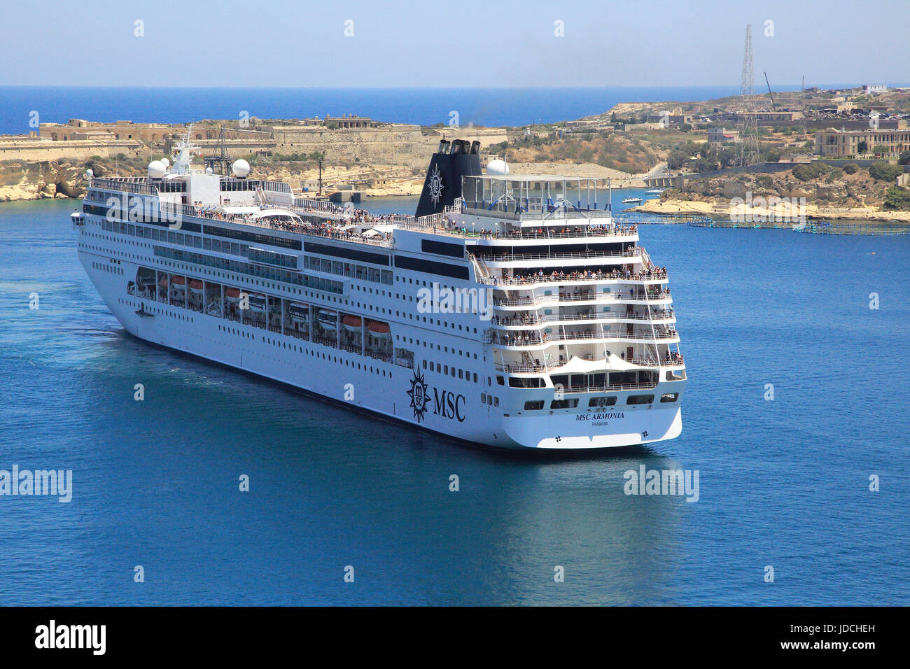 Bateau de croisière MSC dans le Grand Port d'arriver à La Valette, Malte Banque D'Images