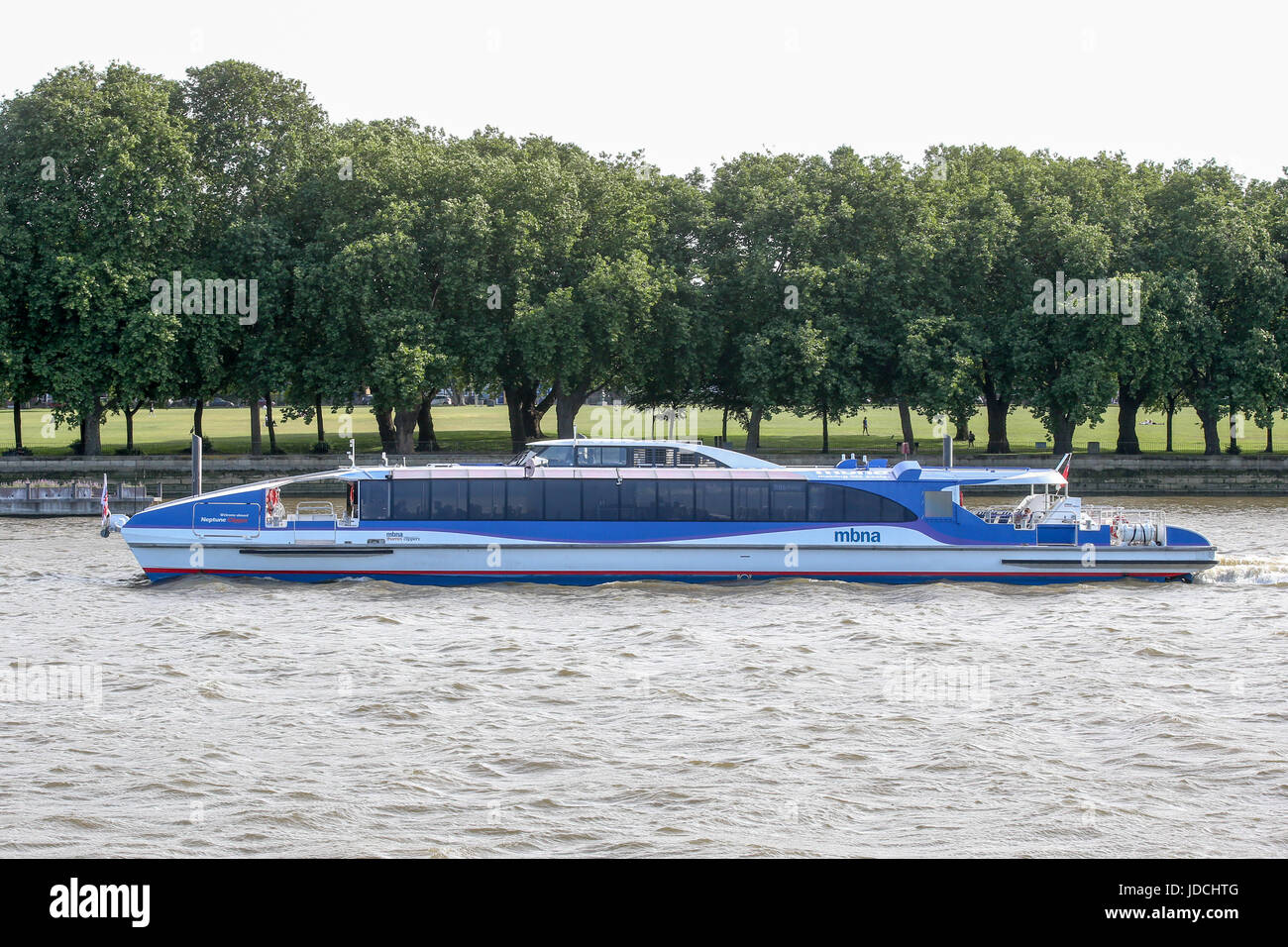 Thames Clipper MBNA sur la Tamise à Wandsworth Park Banque D'Images