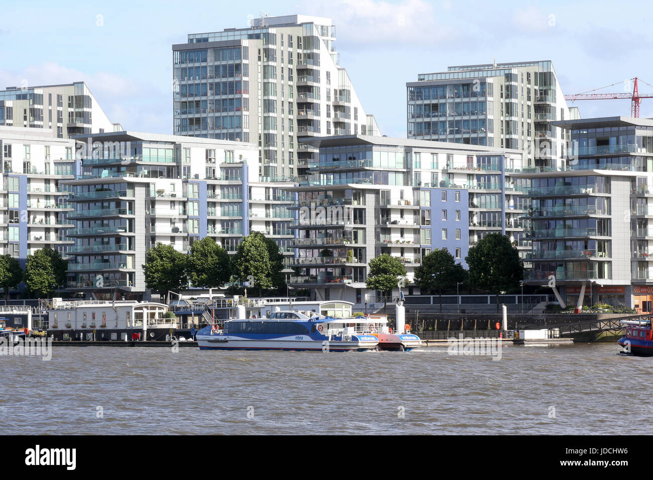 Thames Clipper MBNA accostage à Wandsworth Riverside Pier Banque D'Images