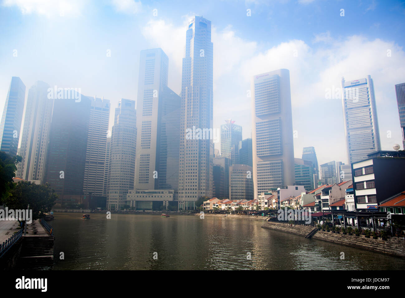 Gratte-ciel voilé par la brume du matin, Boat Quay, Singapour Banque D'Images