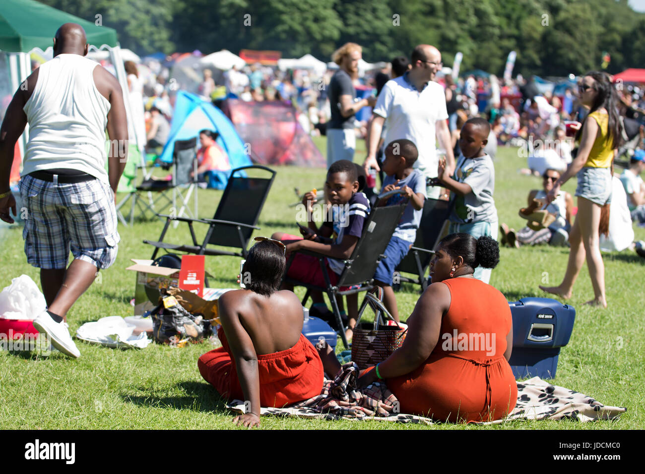 Jeune famille black un pique-nique sur l'herbe à l'Africa Oye music festival à Sefton Park Liverpool Banque D'Images