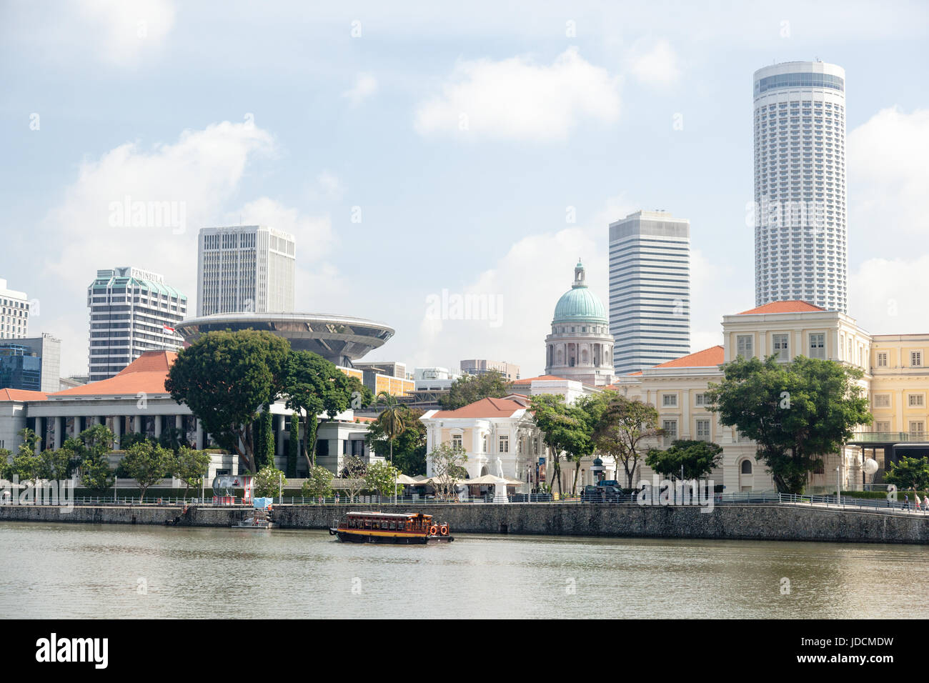 Les bâtiments historiques et modernes au bord de la rivière, Boat Quay, Singapour Banque D'Images