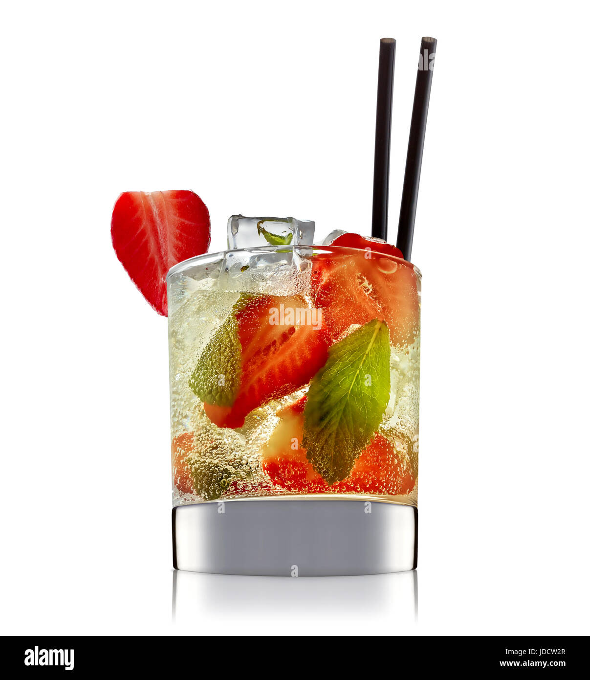 L'alcool de fruits frais ou des cocktails sans alcool cocktail classique en  verre avec de la glace, fraise et menthe isolé sur fond blanc Photo Stock -  Alamy