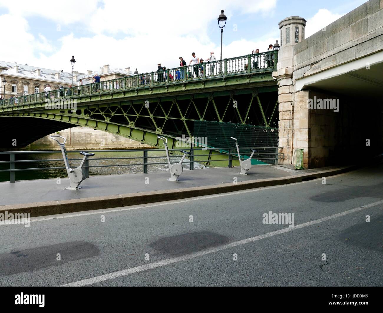 Vélos stationnaires au Parc Rives de Seine. Les personnes à la recherche vers le bas depuis le pont. Paris, France Banque D'Images