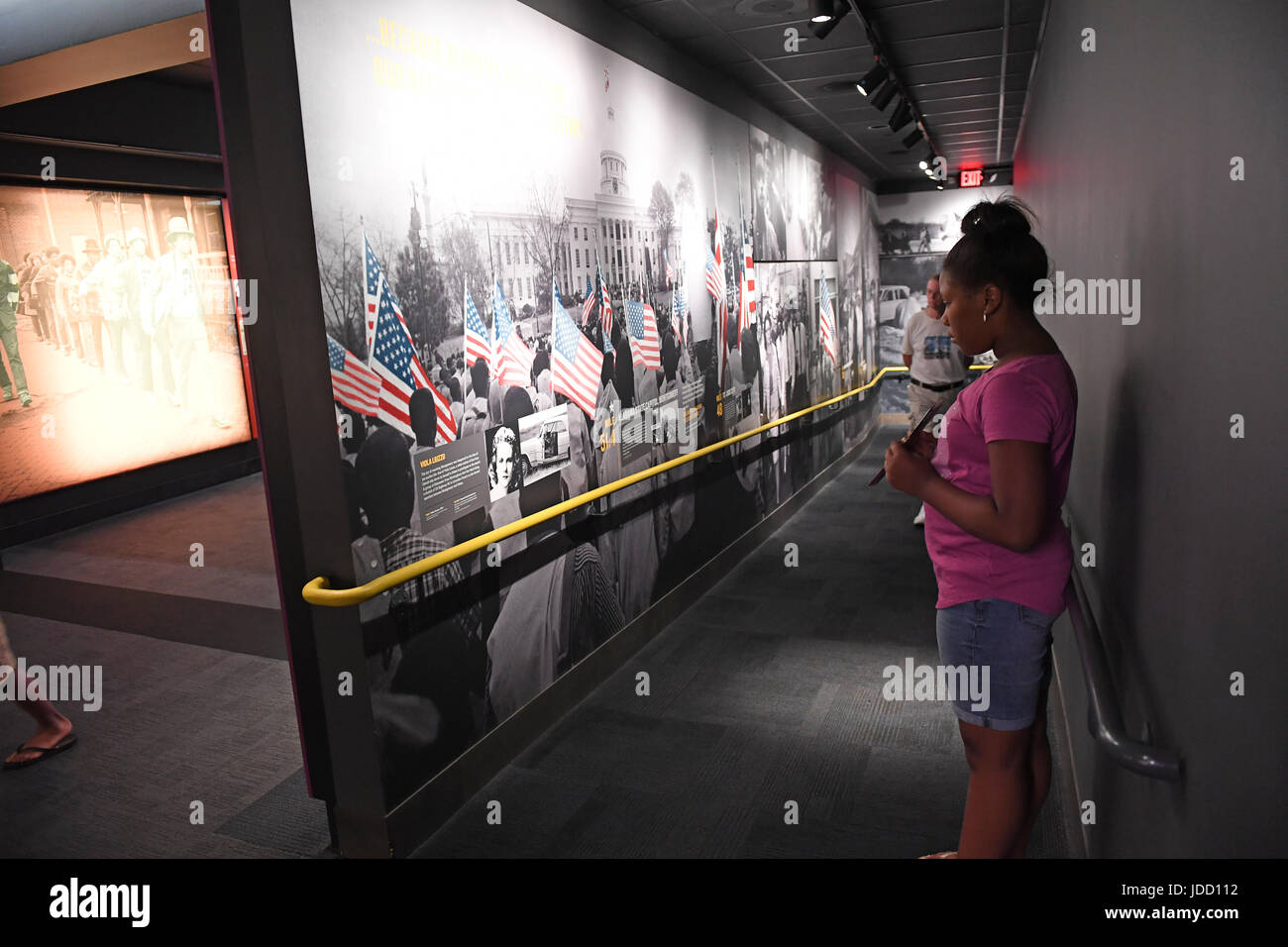 Memphis, TN, USA - 9 juin 2017 : Jeune fille en face d'exposition à la National Civil Rights Museum et le site de l'Assassinat de Dr. Martin Lu Banque D'Images