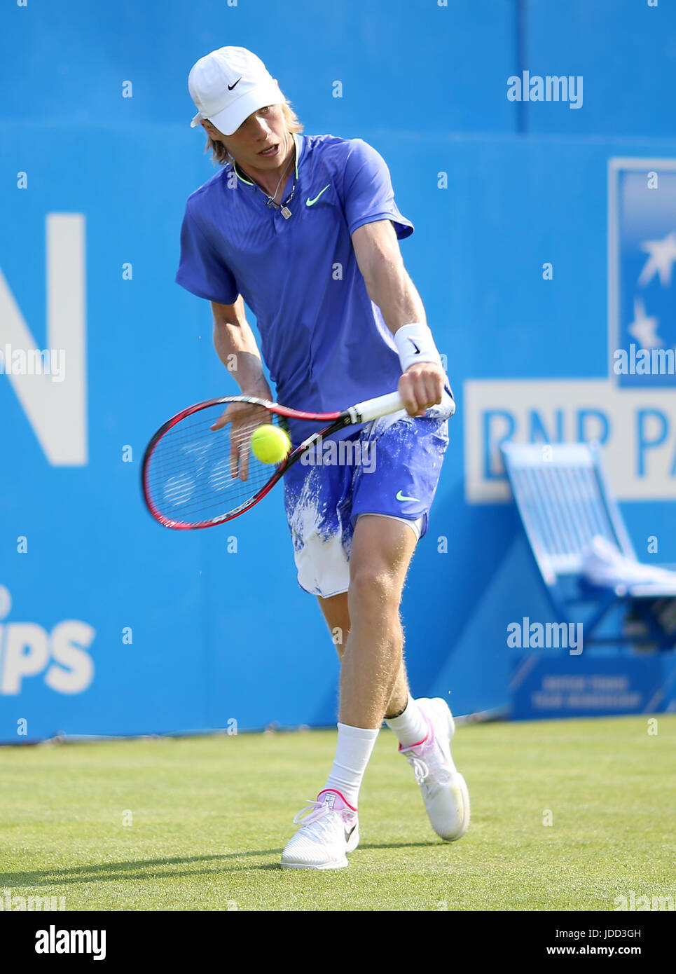 Canada's Denis Shapovalov en action au cours de la première journée de l'AEGON Championships 2017 au Queen's Club de Londres. Banque D'Images