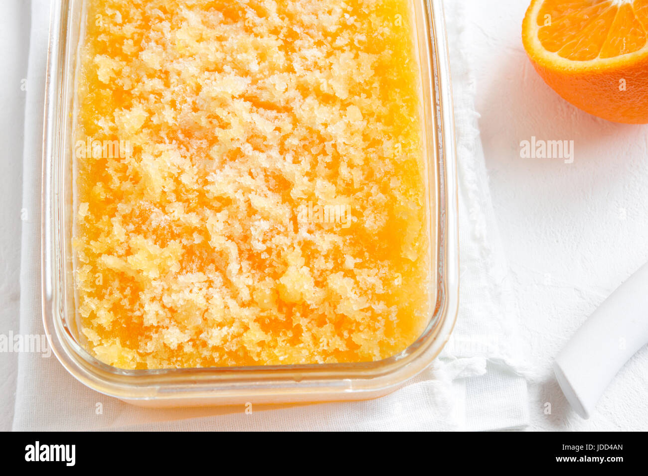 Granita Slush congelés Orange Verre sur table en bois rustique. Granita italienne maison dessert, boisson rafraîchissante Slush d'été. Banque D'Images