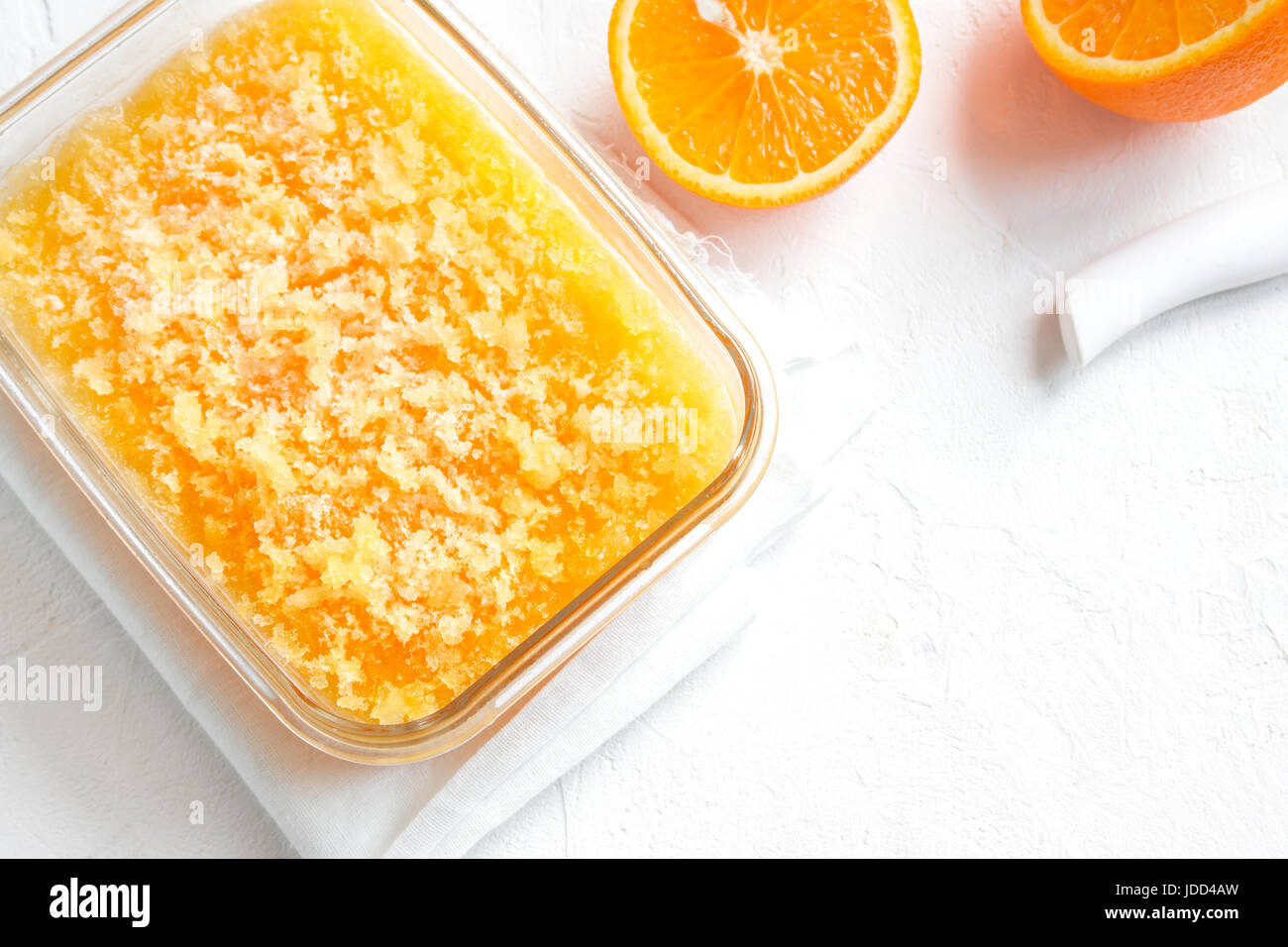 Granita Slush congelés Orange Verre sur table en bois rustique. Granita italienne maison dessert, boisson rafraîchissante Slush d'été. Banque D'Images