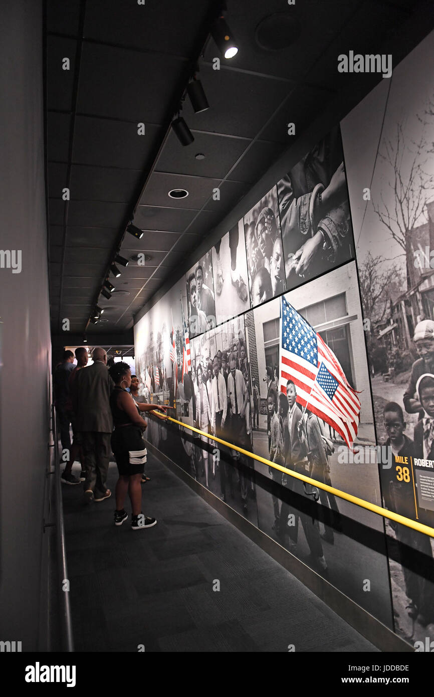 Memphis, TN, USA - 9 juin 2017 : Les Visiteurs voir displat au National Civil Rights Museum et le site de l'assassinat de Martin Luther King Banque D'Images