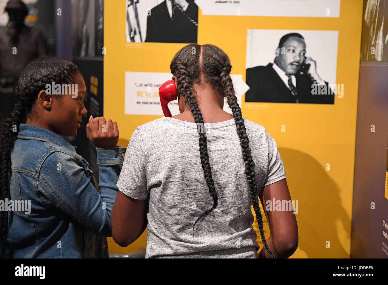 Memphis, TN, USA - 9 juin 2017 : les jeunes filles à l'intérieur du Musée national des droits civils et le site de l'Assassinat de Dr. Martin Luther King Jr. Banque D'Images