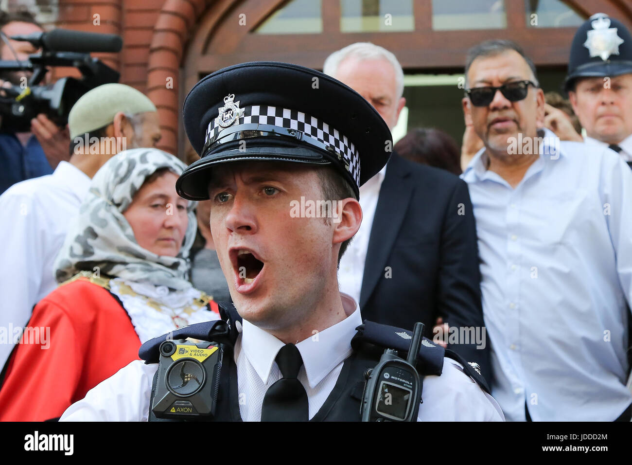 Londres, Royaume-Uni. 19 Juin, 2017. Laisser Jeremy Corbyn mosquée de Finsbury Park, qu'il assiste régulièrement. Selon le Metropolitan Police Service, la police a répondu aux rapports d'incident majeur lorsqu'un véhicule est entré en collision avec les piétons dans les sept Sœurs Road, au nord de Londres. Une personne a été arrêtée, a ajouté la police. Credit : Dinendra Haria/Alamy Live News Banque D'Images