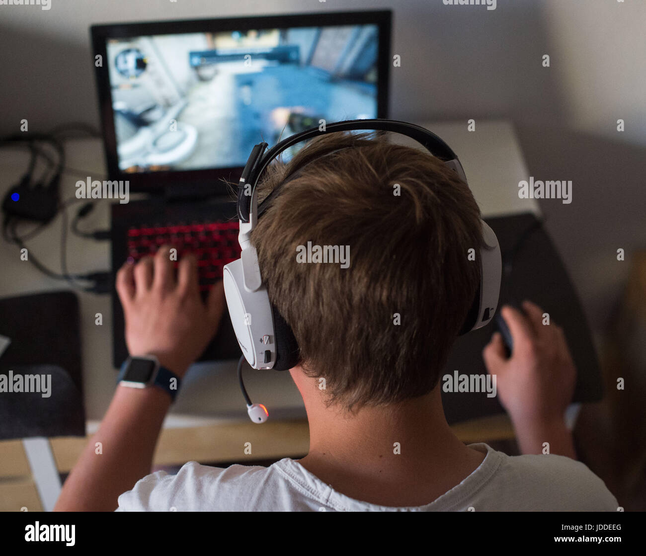 Berlin, Allemagne. 17 Juin, 2017. Un homme joue le jeu de tir à la première personne 'Counter Strike : Global Offensive" sur son ordinateur portable à Berlin, Allemagne, 17 juin 2017. Photo : Lino Mirgeler/dpa/Alamy Live News Banque D'Images