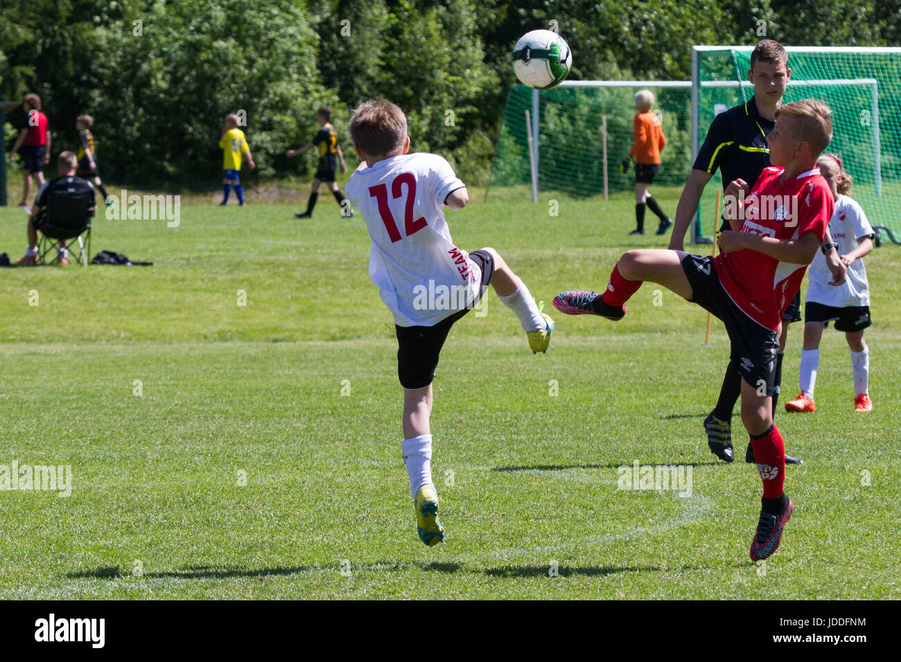 Mariehamn, Åland, la Finlande, le 19 juin 2017. Jeux de groupe Le deuxième jour de la coupe à Baltichallen Alandia en Mariehamn, Åland, la Finlande le 19 juin 2017. Plus de 1500 joueurs de plus de 100 équipes de jeunes de l'ensemble de la Suède et de la Finlande participe à la populaire tournoi de football d'été chaque année dans l'archipel finlandais. Sur la photo : EPS Akatemia Punainen (rouge) beat JIK/IFFK (blanc) 9-0 dans la phase de groupes. Photo : Rob Watkins/Alamy News Banque D'Images