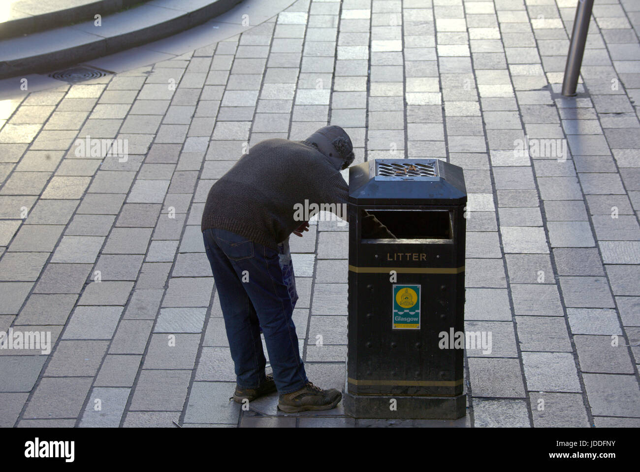 Glasgow, Ecosse, Royaume-Uni. 19 juin.sans-abri en raid Glasgow corbeilles près de cafés à la recherche de nourriture et jeter les gobelets à café Gerard Crédit Ferry/Alamy news Banque D'Images