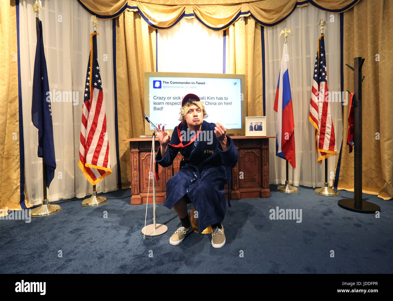 New York, USA. 18 Jun, 2017. Kevin Rabinovich interagit avec une parodie du Bureau ovale de la Maison Blanche à l'exposition quotidienne Donald J. Trump Twitter présidentielle Bibliothèque sur West 57th Street à Manhattan au cours de la dernière journée des trois jours d'exposition pop-up le dimanche 18 juin 2017 à New York, USA. Credit : SEAN DRAKES/Alamy Live News Banque D'Images