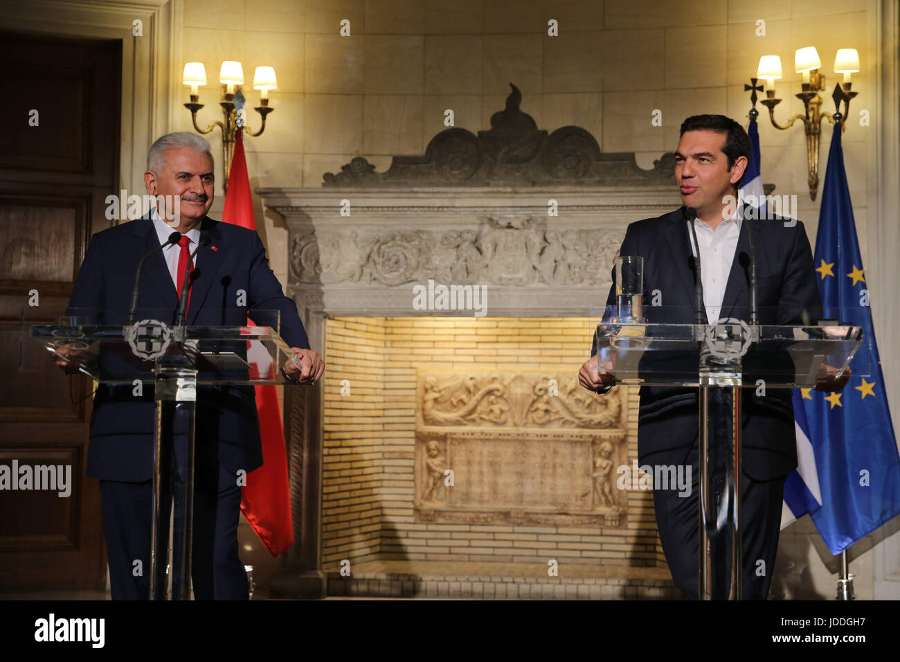 Athènes. 19 Juin, 2017. Le Premier ministre grec Alexis Tsipras (R) et le premier ministre Binali Yildirim tenir une conférence de presse conjointe à Athènes, Grèce le 19 juin 2017. Les dirigeants politiques de la Grèce et le premier ministre Binali Yildirim a promis lundi de se concentrer sur les éléments qui unissent les deux pays plutôt que les différences de longue date. Credit : Marios Lolos/Xinhua/Alamy Live News Banque D'Images