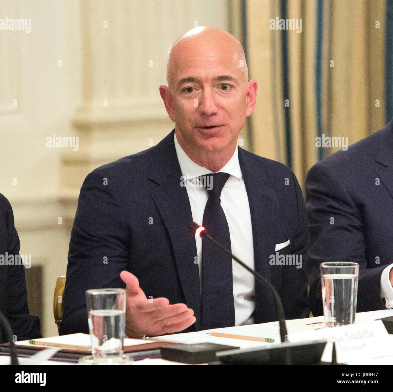 Amazon Jeff Bezos parle au cours d'une technologie américaine table ronde  du Conseil d'entreprise et dirigeants de l'éducation, à la Maison Blanche à  Washington, DC, le 19 juin 2017. Crédit : Chris