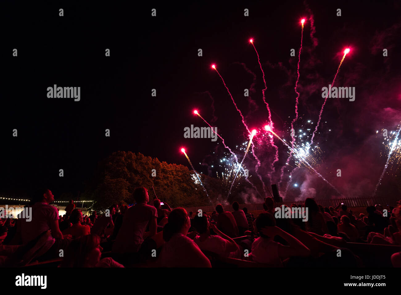 Cambridge, UK. 19, juin, 2017. Les foules sur plates watch Trinity College peut Ball d'artifice. Richard Etteridge / Alamy Live News Banque D'Images