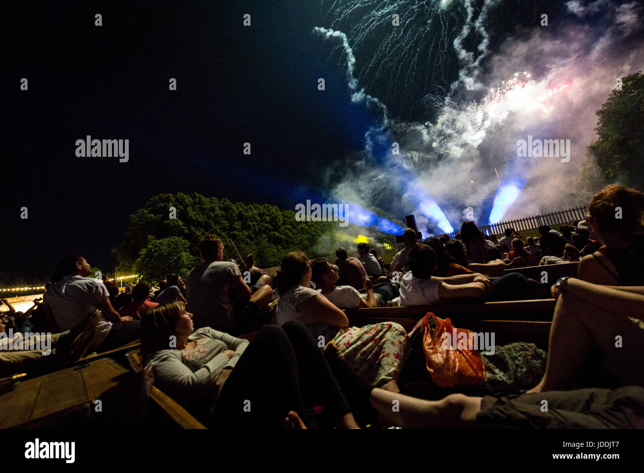 Cambridge, UK. 19, juin, 2017. Les foules sur plates watch Trinity College peut Ball d'artifice. Richard Etteridge / Alamy Live News Banque D'Images