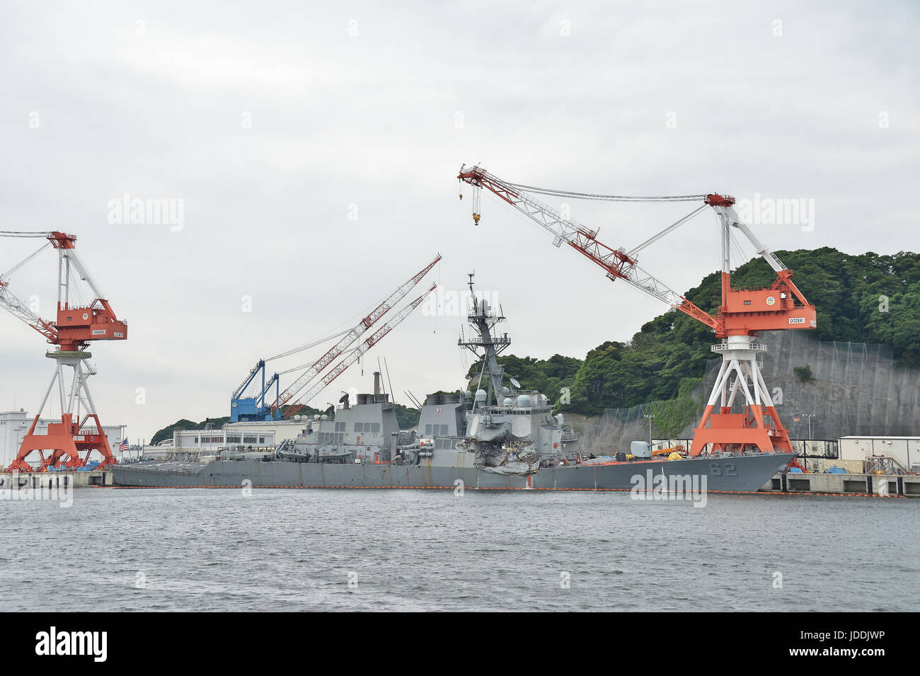 Fitzgerald, DDG 62, 18 juin 2017, Yokosuka, Kanagawa, Japon : partie endommagée de la classe Arleigh Burke destroyer lance-missiles USS Fitzgerald (DDG 62) est vu à la flotte, dans Kanagawa-Prefecture Activités Yokosuka, Japon, le 18 juin 2017. Credit : AFLO/Alamy Live News Banque D'Images