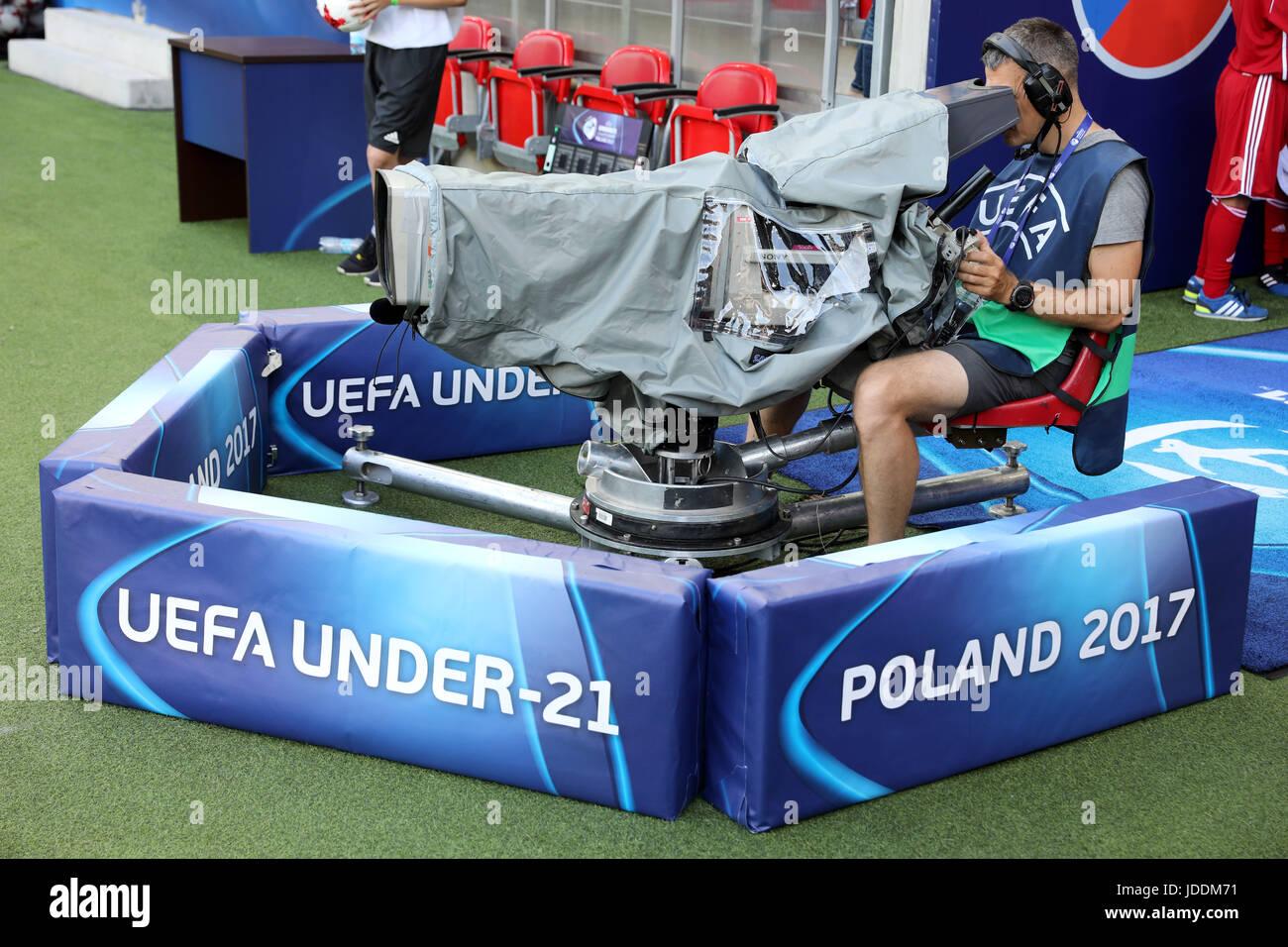 Un caméraman filme l'U21 ce match du groupe C entre l'Allemagne et la République tchèque dans le stade Miejski Tychy à Tychy, Pologne, 18 juin 2017. Photo : Jan Woitas/dpa-Zentralbild/dpa Banque D'Images