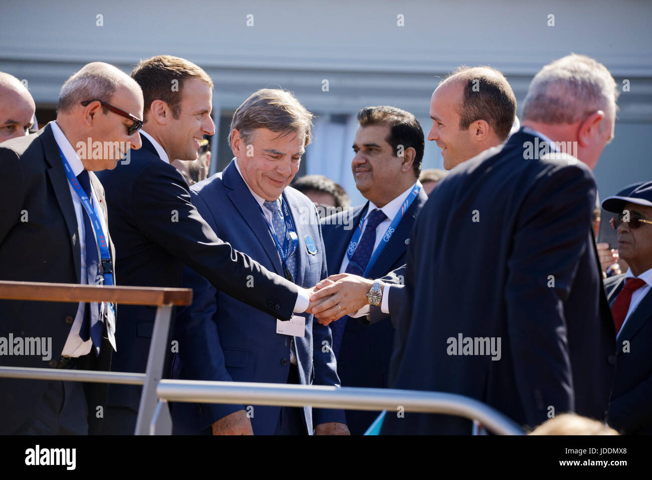 L'espace de Paris-Le Bourget, France. 19 Juin, 2017. Éric Trappier, Emmanuel Macron et Emeric d'Arcimoles au cours de la 2017 International Paris Air Show. Credit : Bernard Menigault/Alamy Live News Banque D'Images