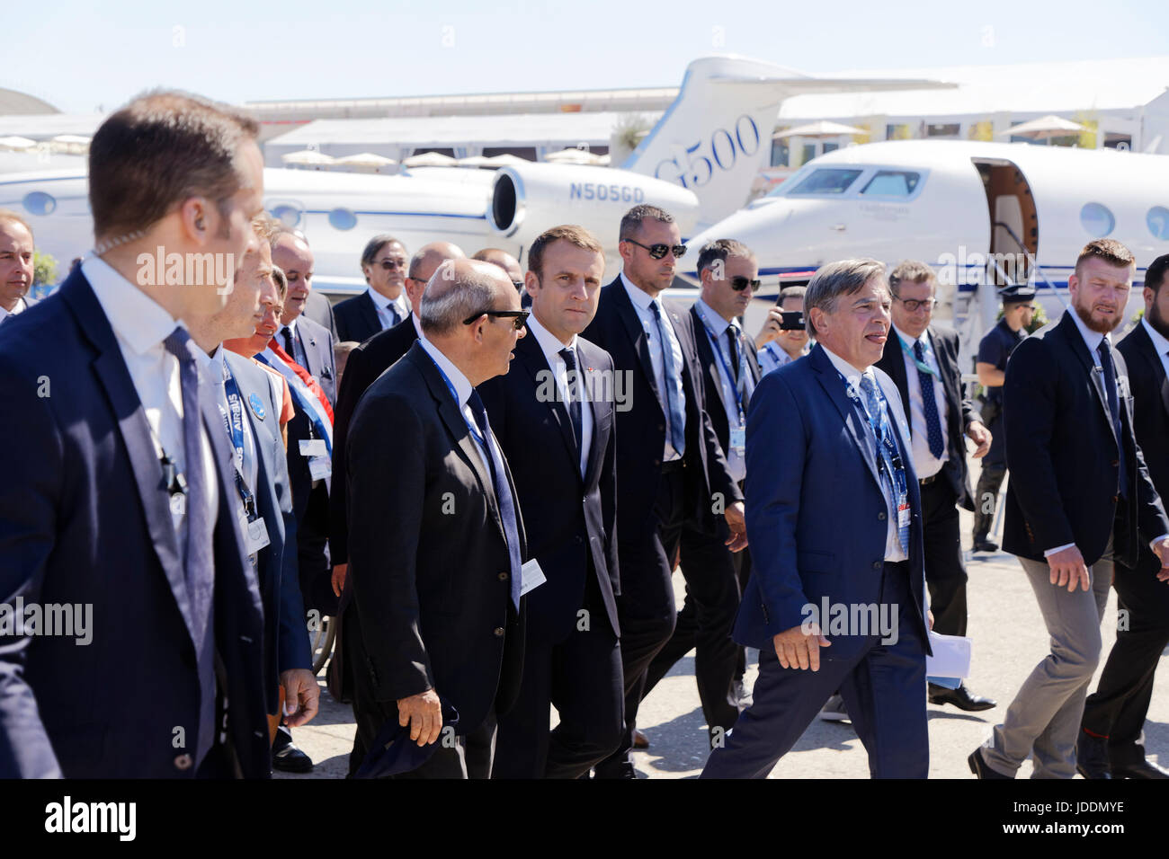 L'espace de Paris-Le Bourget, France. 19 Juin, 2017. Éric Trappier, Emmanuel Macron et Emeric d'Arcimoles au cours de la 2017 International Paris Air Show. Credit : Bernard Menigault/Alamy Live News Banque D'Images