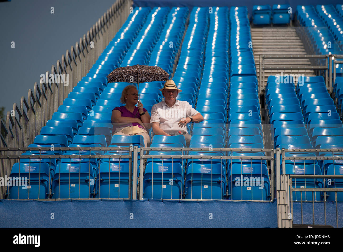 Le Queen's Club, London, UK. 20 Juin, 2017. Jour 2 de l'Aegon Tennis Championships 2017 dans l'ouest de Londres avec un soleil chaud dominant la météo SE. Début de spectateurs abri contre le soleil fort. Credit : Malcolm Park/Alamy Live News Banque D'Images
