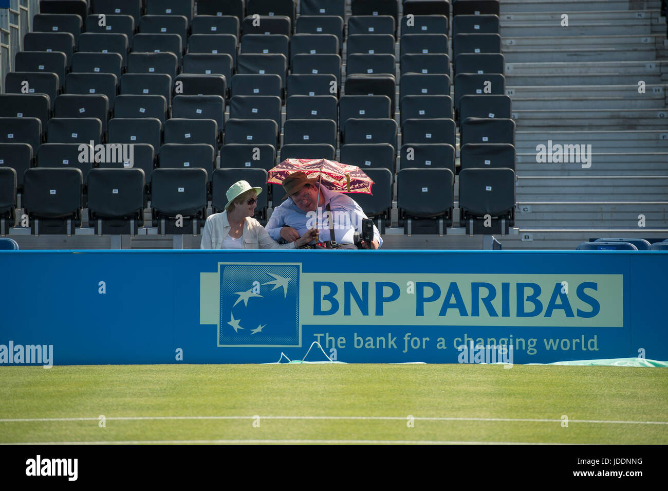 Le Queen's Club, London, UK. 20 Juin, 2017. Jour 2 de l'Aegon Tennis Championships 2017 dans l'ouest de Londres avec un soleil chaud dominant la météo SE. Début des spectateurs de l'ombre contre le soleil fort. Credit : Malcolm Park/Alamy Live News Banque D'Images