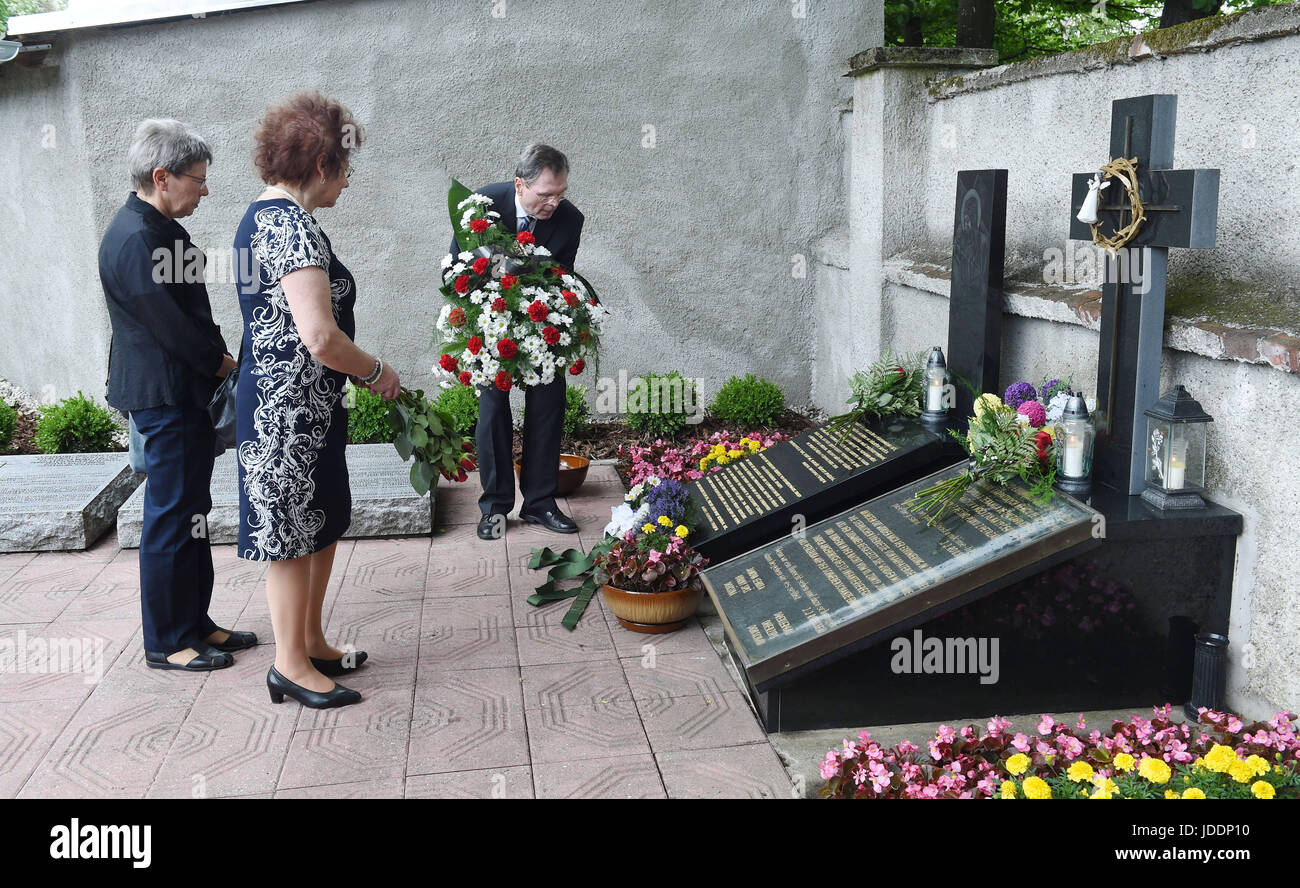 Loi commémorative pour les victimes de juin 1945 massacre dans lequel 265 Allemands, Slovaques et Hongrois ont été tués, a eu lieu au cimetière de Prerov, République tchèque le dimanche 18 Juin, 2017. Le massacre a eu lieu sur une colline près de Prerov dans la nuit au 19 juin 1945, tuant 120 femmes, 72 hommes et 75 enfants, y compris les nourrissons. Ils étaient Allemands des Carpates en Slovaquie, le Slovaque Hongrois et Slovaques qui rentraient chez eux après la guerre. Leur train a été repéré par les soldats d'un bataillon d'infanterie tchécoslovaque. 'Ils impitoyablement les ont tirés hors de la gare et les traîner jusqu'à la colline de les exécuter,' Banque D'Images