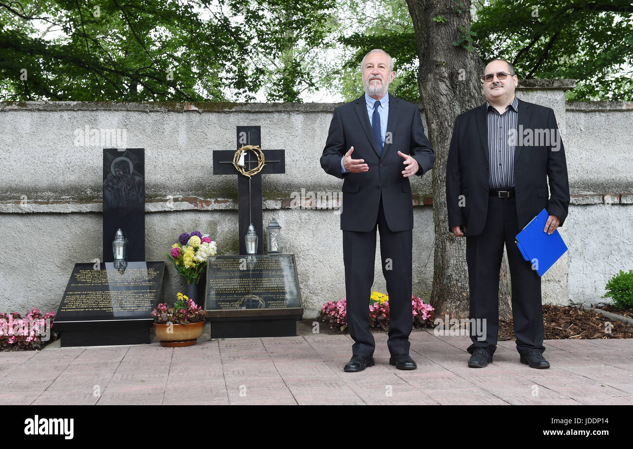 Loi commémorative pour les victimes de juin 1945 massacre dans lequel 265 Allemands, Slovaques et Hongrois ont été tués, a eu lieu au cimetière de Prerov, République tchèque le dimanche 18 Juin, 2017. Le massacre a eu lieu sur une colline près de Prerov dans la nuit au 19 juin 1945, tuant 120 femmes, 72 hommes et 75 enfants, y compris les nourrissons. Ils étaient Allemands des Carpates en Slovaquie, le Slovaque Hongrois et Slovaques qui rentraient chez eux après la guerre. Leur train a été repéré par les soldats d'un bataillon d'infanterie tchécoslovaque. 'Ils impitoyablement les ont tirés hors de la gare et les traîner jusqu'à la colline de les exécuter,' Banque D'Images