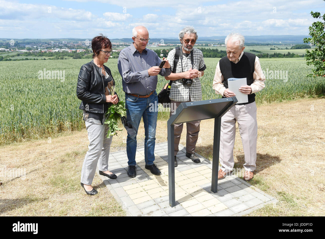 Loi commémorative pour les victimes de juin 1945 massacre dans lequel 265 Allemands, Slovaques et Hongrois ont été tués, a eu lieu au cimetière de Prerov, République tchèque le dimanche 18 Juin, 2017. Le massacre a eu lieu sur une colline près de Prerov dans la nuit au 19 juin 1945, tuant 120 femmes, 72 hommes et 75 enfants, y compris les nourrissons. Ils étaient Allemands des Carpates en Slovaquie, le Slovaque Hongrois et Slovaques qui rentraient chez eux après la guerre. Leur train a été repéré par les soldats d'un bataillon d'infanterie tchécoslovaque. 'Ils impitoyablement les ont tirés hors de la gare et les traîner jusqu'à la colline de les exécuter,' Banque D'Images