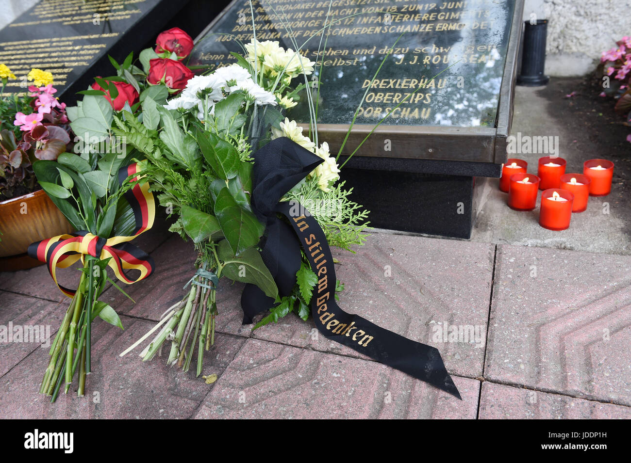 Loi commémorative pour les victimes de juin 1945 massacre dans lequel 265 Allemands, Slovaques et Hongrois ont été tués, a eu lieu au cimetière de Prerov, République tchèque le dimanche 18 Juin, 2017. Le massacre a eu lieu sur une colline près de Prerov dans la nuit au 19 juin 1945, tuant 120 femmes, 72 hommes et 75 enfants, y compris les nourrissons. Ils étaient Allemands des Carpates en Slovaquie, le Slovaque Hongrois et Slovaques qui rentraient chez eux après la guerre. Leur train a été repéré par les soldats d'un bataillon d'infanterie tchécoslovaque. 'Ils impitoyablement les ont tirés hors de la gare et les traîner jusqu'à la colline de les exécuter,' Banque D'Images